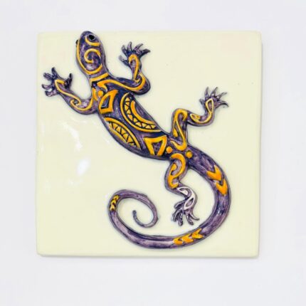 azulejo lagarto na cor roxa com fundo branco em alto relevo