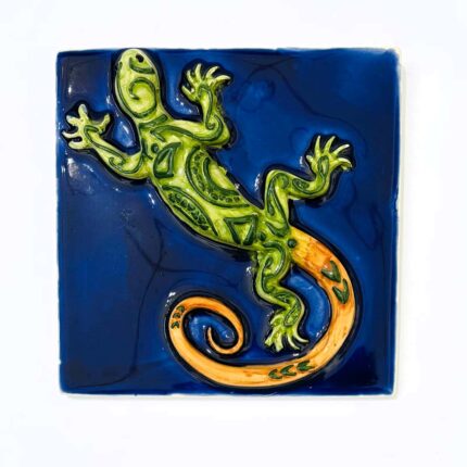 azulejo de lagarto na cor verde com fundo azul em alto relevo