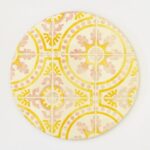 base em ceramica para quentes com padrão de azulejos amarelo e rosa