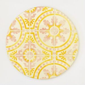 base em ceramica para quentes com padrão de azulejos amarelo e rosa
