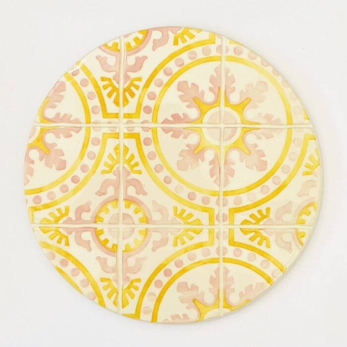 base em ceramica para quentes com padrão de azulejos amarelo e rosa