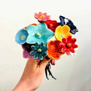 bouquet flores coloridas em cerâmica