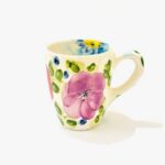 caneca em ceramica com flores roxas pintadas á mão