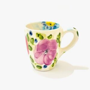 caneca em ceramica com flores roxas pintadas á mão