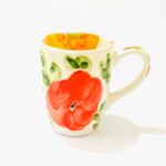 caneca em cerâmica com flores vermelhas pintadas á mão
