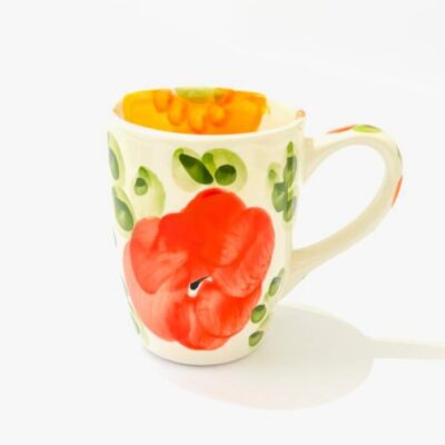 caneca em cerâmica com flores vermelhas pintadas á mão