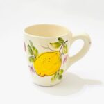 caneca em ceramica com pintura de limões pintada á mão