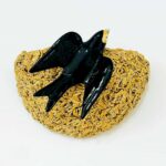 Andorinha e ninho feitos em cerâmica