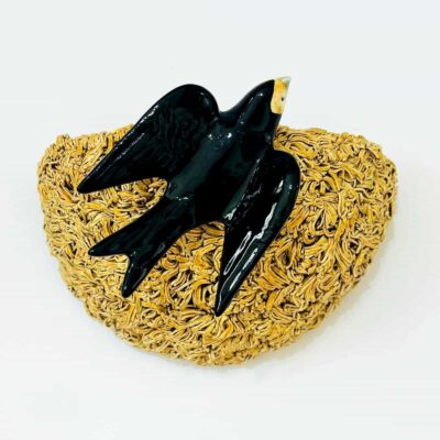 Andorinha e ninho feitos em cerâmica