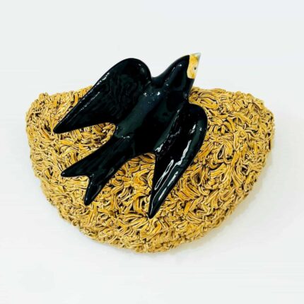 Andorinha e ninho feitos em cerâmica