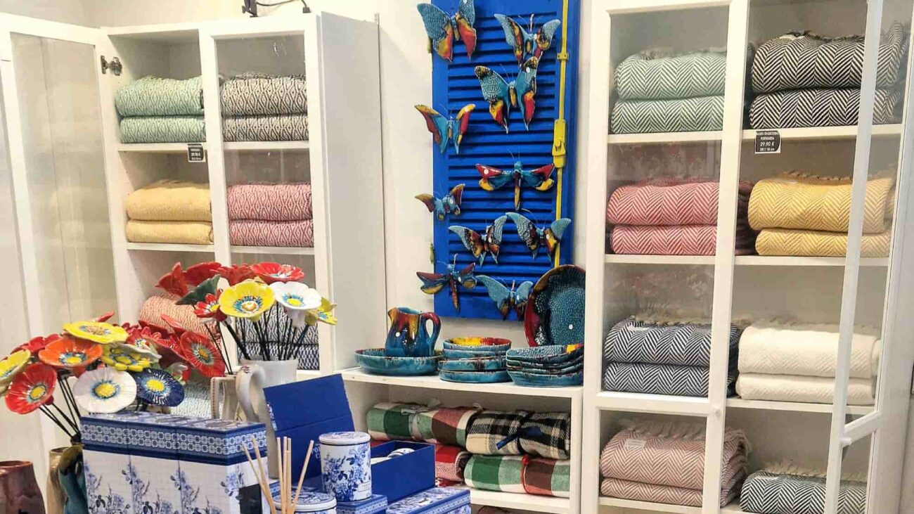 artigos de artesanato português, com flores em ceramica, manta de algodão