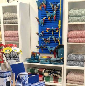 artigos de artesanato português, com flores em ceramica, manta de algodão