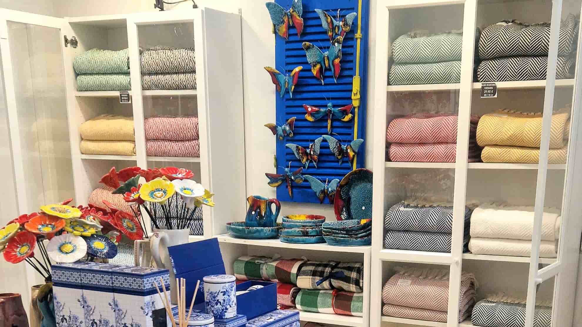 artigos de artesanato português, com flores em ceramica, manta de algodão