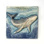 azulejo alto relevo de baleia cinzenta