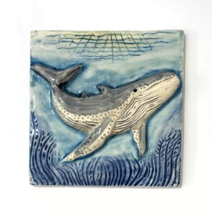 azulejo alto relevo de baleia cinzenta