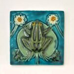 azulejo alto relevo de sapo verde com fundo azul