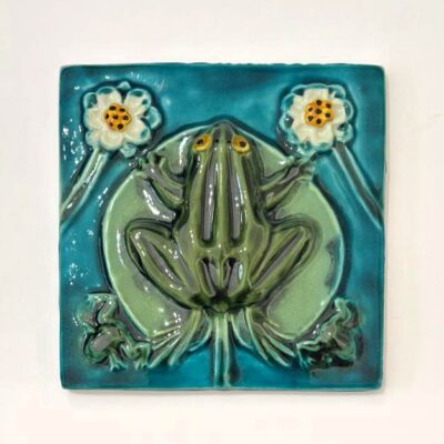 azulejo alto relevo de sapo verde com fundo azul