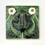 azulejo alto relevo de sapo verde com fundo verde