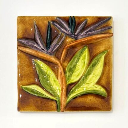 azulejo alto relevo flor estrelicia rocha com fundo castanho