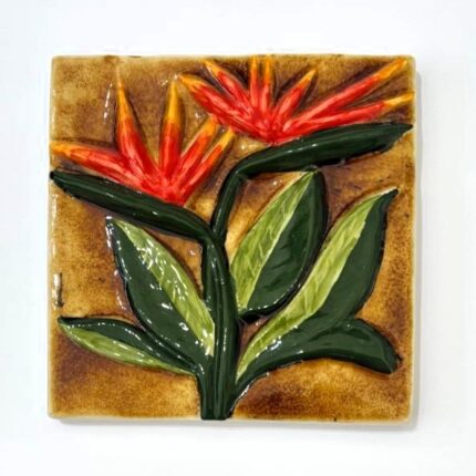 azulejo alto relevo flor estrelicia vermelha com fundo castanho