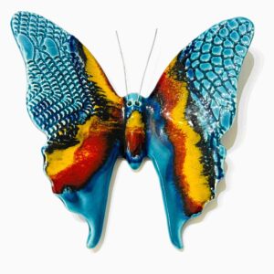 borboleta grande em cerâmica na cor azul, amarela e vermelha