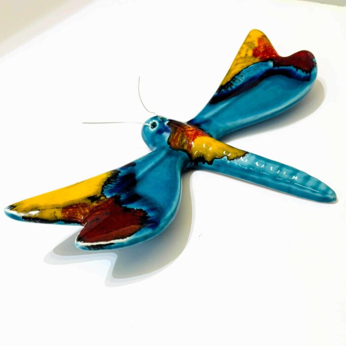 libelinha em ceramica para pedendurar na parede em azul e amarelo