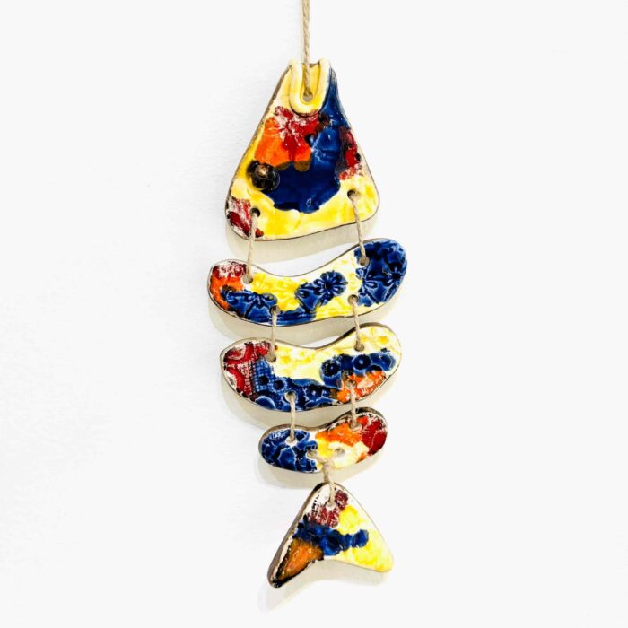 sardinha em ceramica para pendurar de cores azul, amarelo, vermelho
