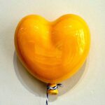 balão com a forma de coração em ceramica amarelo