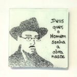 base para copos em vidro com fernando pessoa e frase deus quer o homem sonha a obra nasce