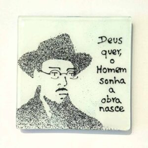 base para copos em vidro com fernando pessoa e frase deus quer o homem sonha a obra nasce