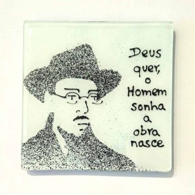base para copos em vidro com fernando pessoa e frase deus quer o homem sonha a obra nasce