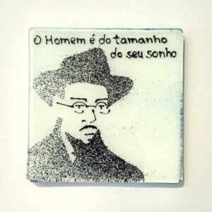 base para copos em vidro com fernando pessoa e frase o homem é do tamanho do seu sonho