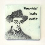 base para copos em vidro com fernando pessoa e frase para viajar basta existir