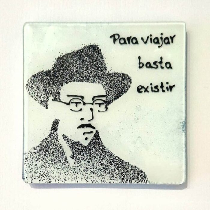 base para copos em vidro com fernando pessoa e frase para viajar basta existir