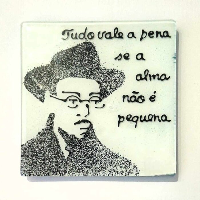 base para copos em vidro com fernando pessoa e frase tudo vale a pena se a alma não é pequena