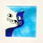 base para copos em vidro artesanal com fundo azul claro e gato em azul escuro