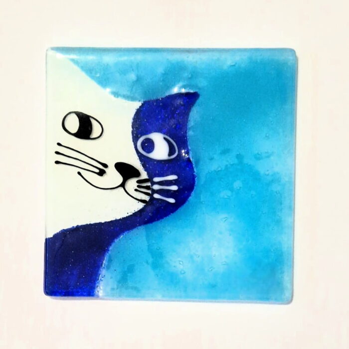 base para copos em vidro artesanal com fundo azul claro e gato em azul escuro