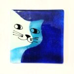 base para copos em vidro artesanal com fundo azul e gato em azul claro