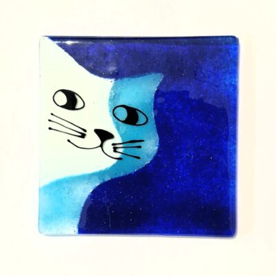 base para copos em vidro artesanal com fundo azul e gato em azul claro