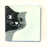base para copos em vidro artesanal com fundo branco e gato em preto e cinzento