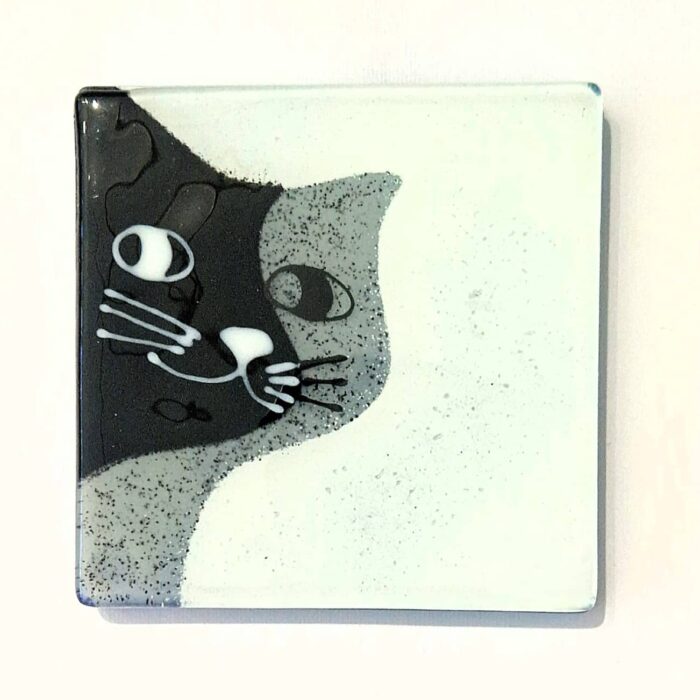 base para copos em vidro artesanal com fundo branco e gato em preto e cinzento