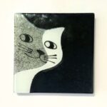 base para copos em vidro artesanal com fundo preto e gato em branco e cinzento