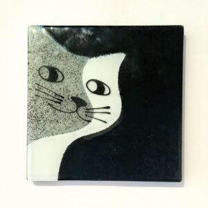 base para copos em vidro artesanal com fundo preto e gato em branco e cinzento