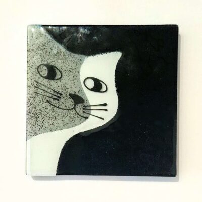 base para copos em vidro artesanal com fundo preto e gato em branco e cinzento