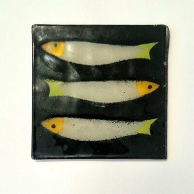 base para copos em vidro preto com sardinhas cinzentas