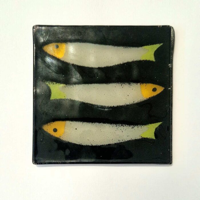 base para copos em vidro preto com sardinhas cinzentas