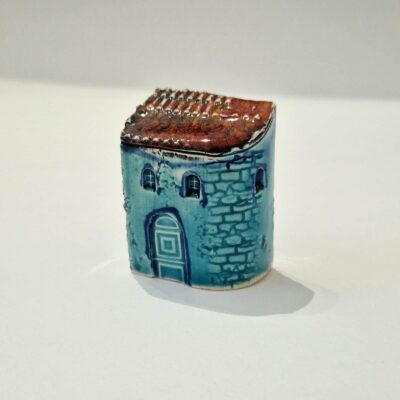 casinha em ceramica azul com telhado vermelho