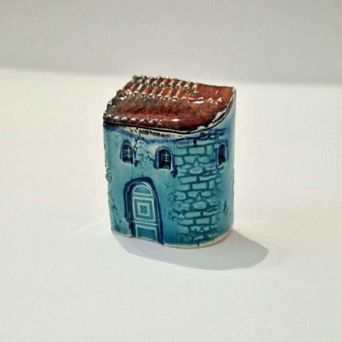 casinha em ceramica azul com telhado vermelho