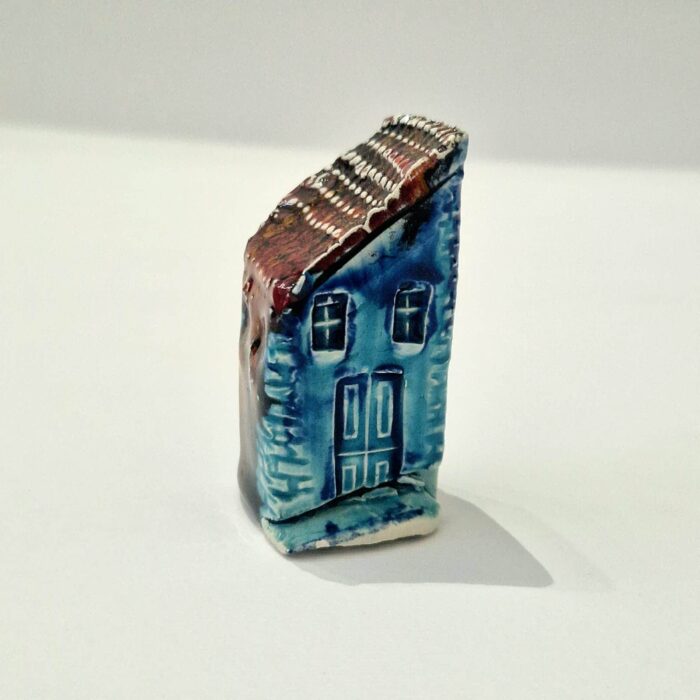 casinha portuguesa em ceramica azul com telhado vermelho
