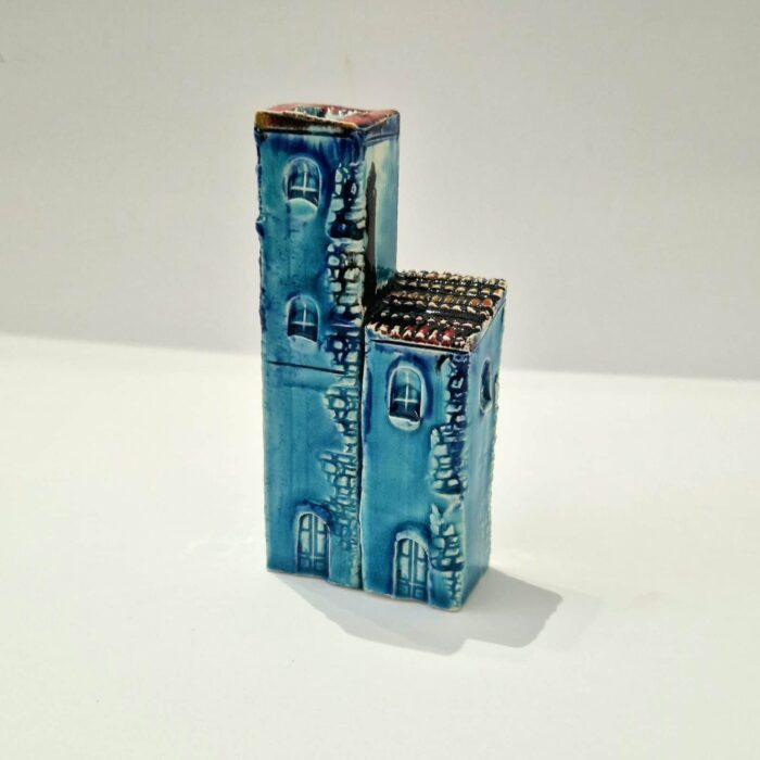 casinha tradicional em ceramica azul com telhado vermelho